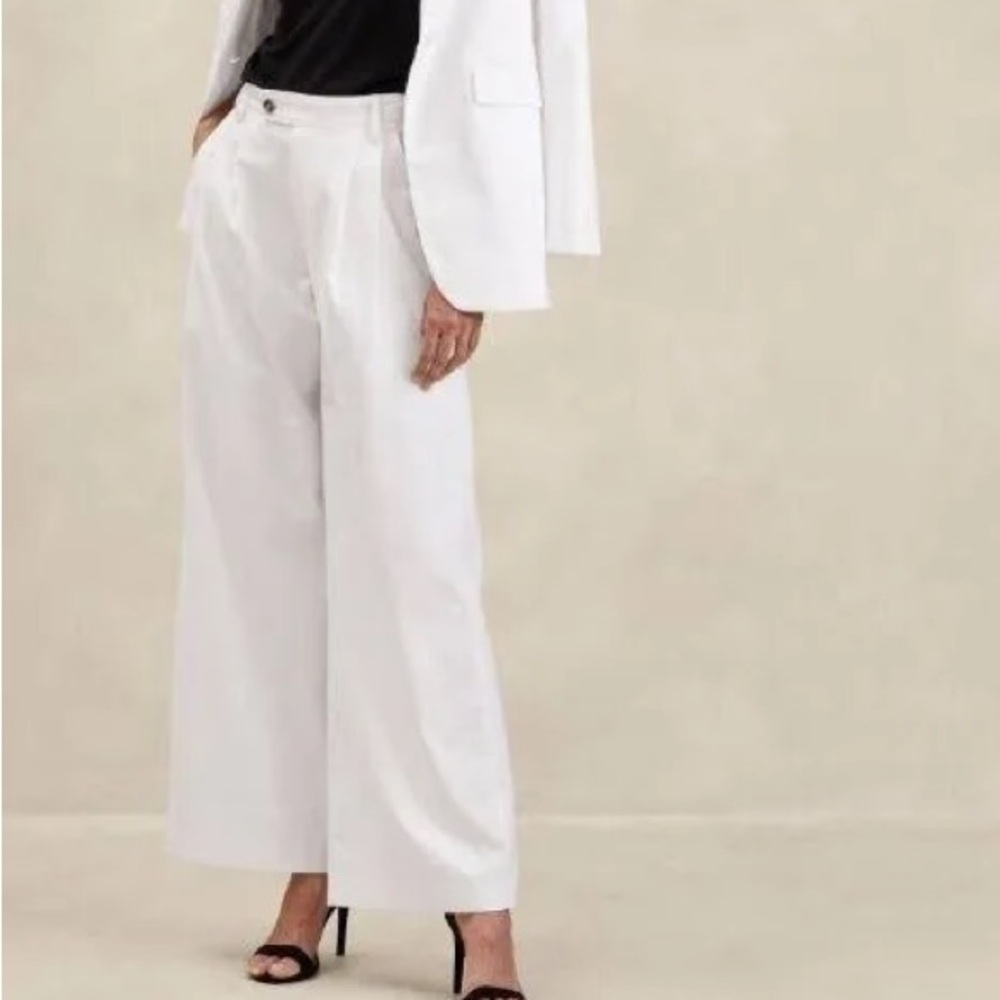 Banana Republic Linen Blend Wide Leg
Pleated Trouser pants Size 8